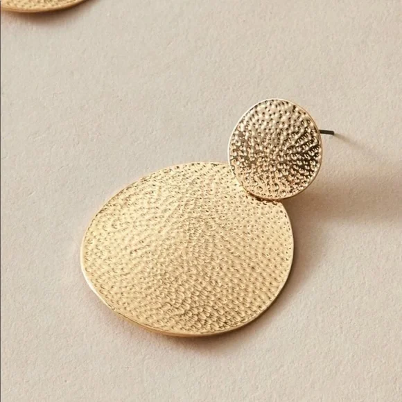 HAMMERED GOLD STACKED RELIC DISC CHARM TEXTURED DROP EARRINGS - Picture 4 of 5